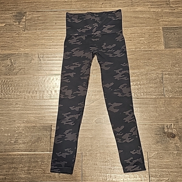 Spanx Women's Camo Leggings sz medium - Picture 5 of 6